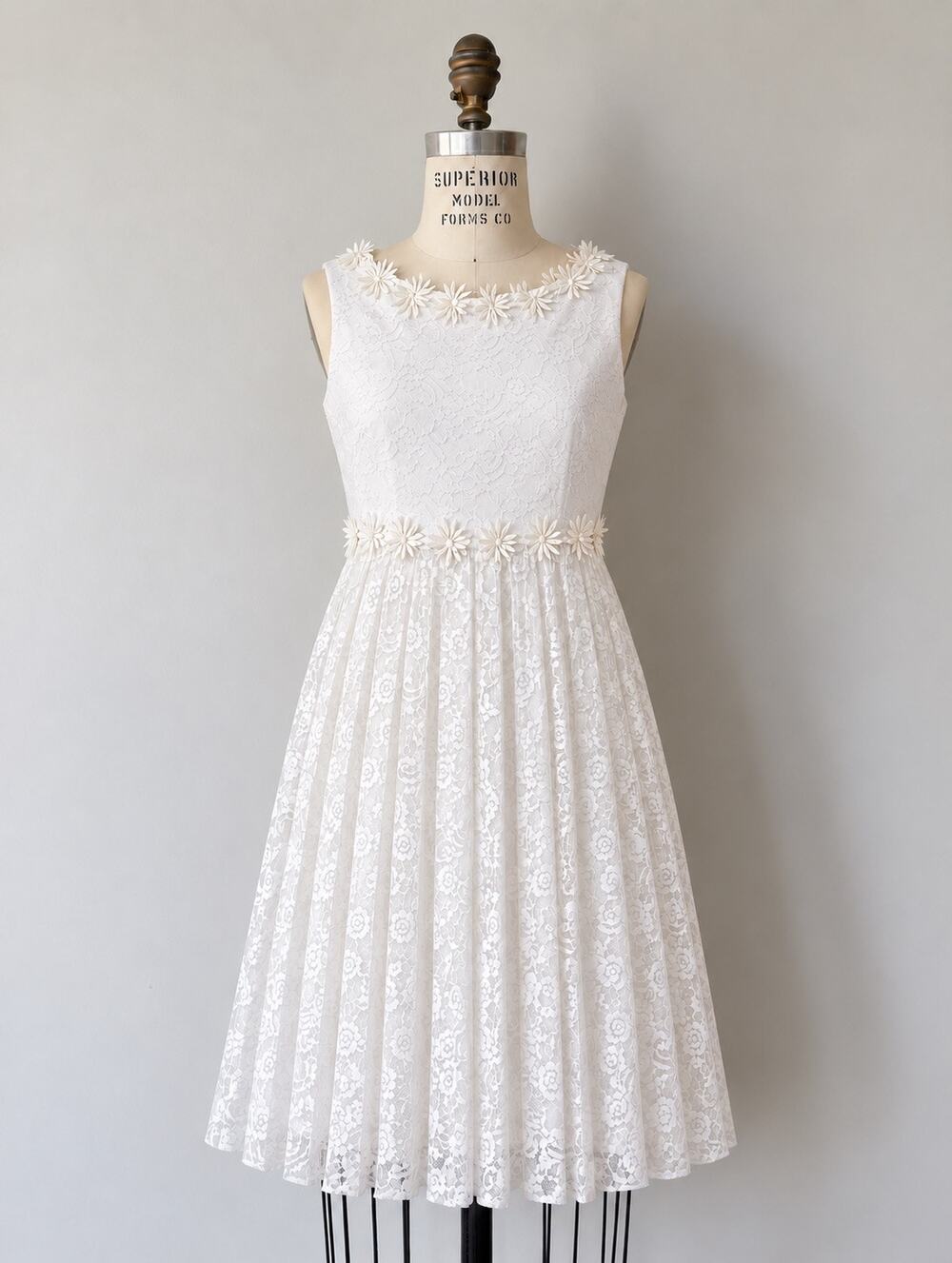 1970s Vintage White Daisy Appliqué Pleated Lace Dress, XS